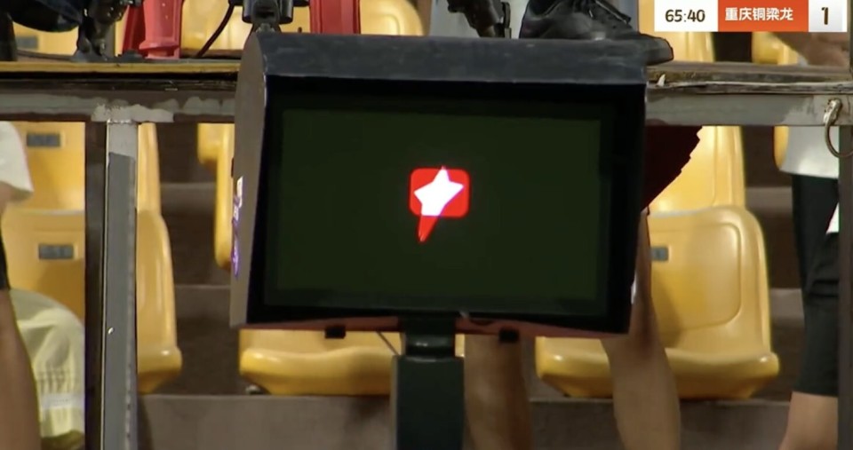 球社会监督, 信号并未出, 与裁判员沟 球社会监督, 信号并未出, 与裁判员沟